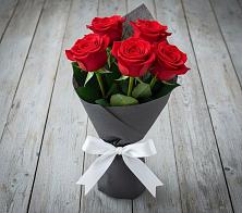 Букет 5 Красных роз Эдлесс Лав в Среднем Подкумке